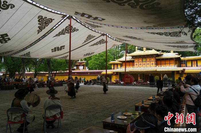 圖為當(dāng)日拉薩羅布林卡?！〗w波 攝