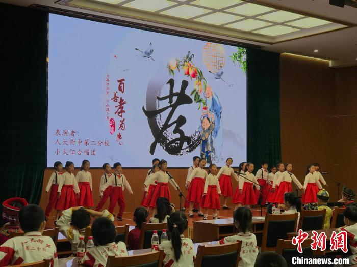 圖為中國人民大學(xué)附屬中學(xué)第二分校的小朋友們合唱。　陳建新 攝