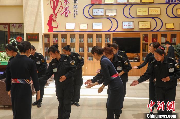 日喀則火車(chē)站客運(yùn)人員學(xué)習(xí)服務(wù)禮儀?！《飞降?攝