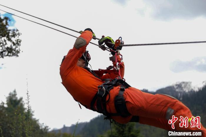 圖為消防員開展斜向救援訓(xùn)練。　吳蕾蕾 攝