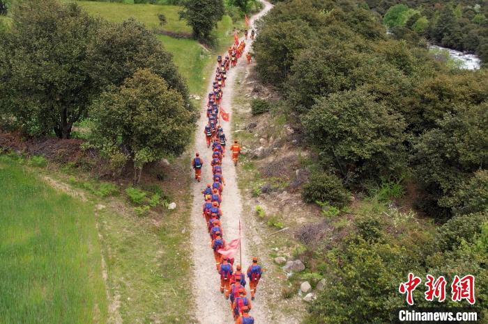 圖為西藏林芝森林消防員穿越山林?！●T怡凡 攝