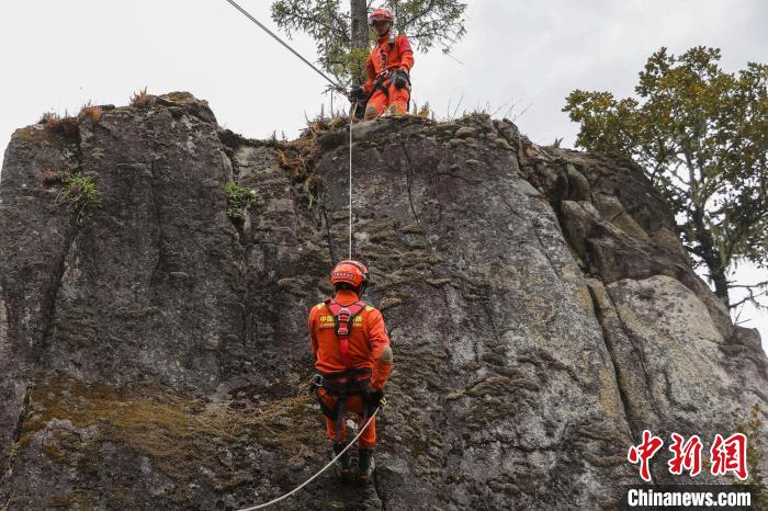 圖為消防員開展崖壁滑降訓(xùn)練?！抢倮?攝