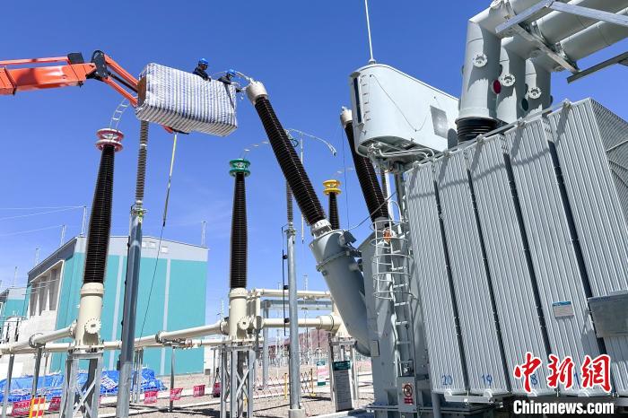 國(guó)網(wǎng)西藏電力組織檢修人員對(duì)設(shè)備進(jìn)行全面體檢?！?guó)網(wǎng)西藏電力有限公司 供圖