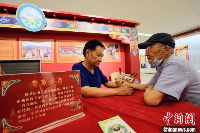 “藏韻瑰寶”藏醫(yī)四部醫(yī)典唐卡珍品展在天津美術(shù)館展出，展覽現(xiàn)場藏醫(yī)專家義診受歡迎?！⒖∩n 攝