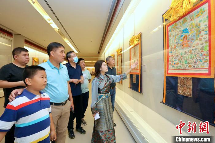 “藏韻瑰寶”藏醫(yī)四部醫(yī)典唐卡珍品展現(xiàn)場?！⒖∩n 攝