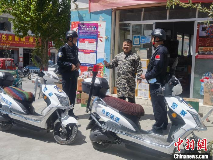 民警對轄區(qū)商鋪進(jìn)行走訪排查。　黃創(chuàng)偉 攝