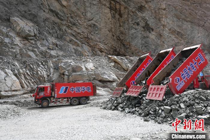 拉哇水電站正式啟動大壩填筑?！∪A電金上公司 供圖