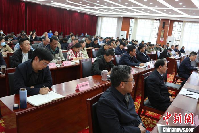 圖為專題黨課現(xiàn)場(chǎng)?！∝暽＠?攝