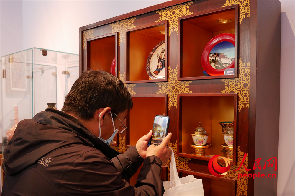 觀眾正在用手機(jī)拍攝展品。人民網(wǎng) 韋衍行攝