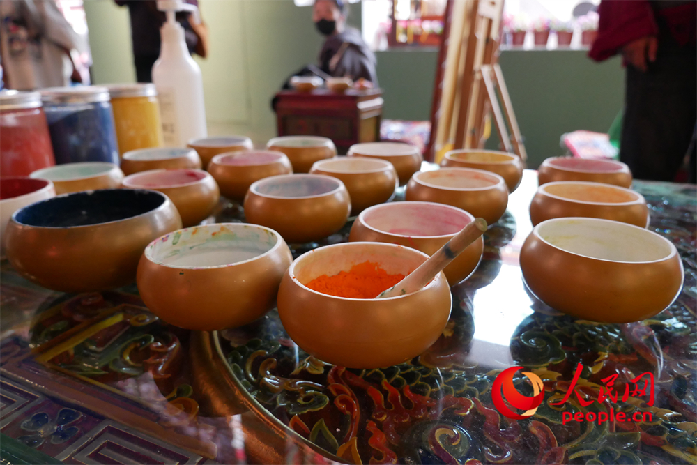 繪制唐卡所用的顏料。人民網(wǎng) 韋衍行攝