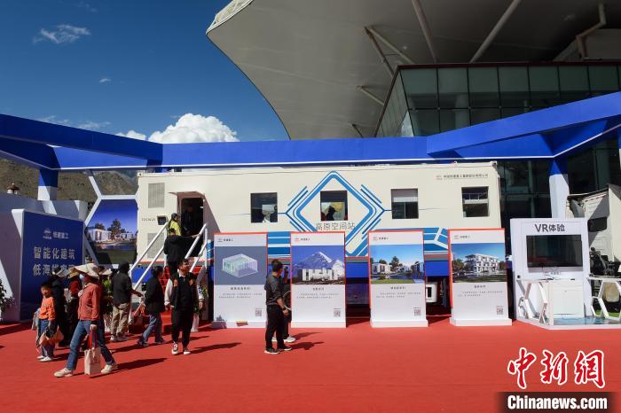 展覽現(xiàn)場(chǎng)，觀眾體驗(yàn)裝配式增壓增氧建筑?！~ 攝