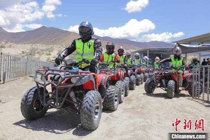 圖為比賽選手途經(jīng)扎囊沙漠公園?！∮文恋厍蚬﹫D