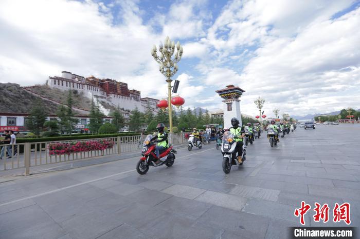 圖為比賽選手途經(jīng)布達(dá)拉宮?！∮文恋厍蚬﹫D