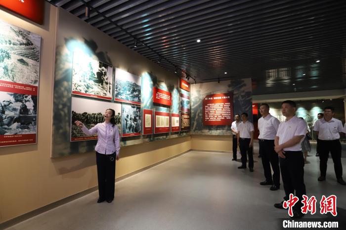 圖為西藏航空一行在臨沂市孟良崮戰(zhàn)役紀(jì)念館開(kāi)展主題教育活動(dòng)?！〗?攝