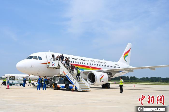 圖為旅客抵達(dá)機(jī)場(chǎng)?！≮w朗 攝