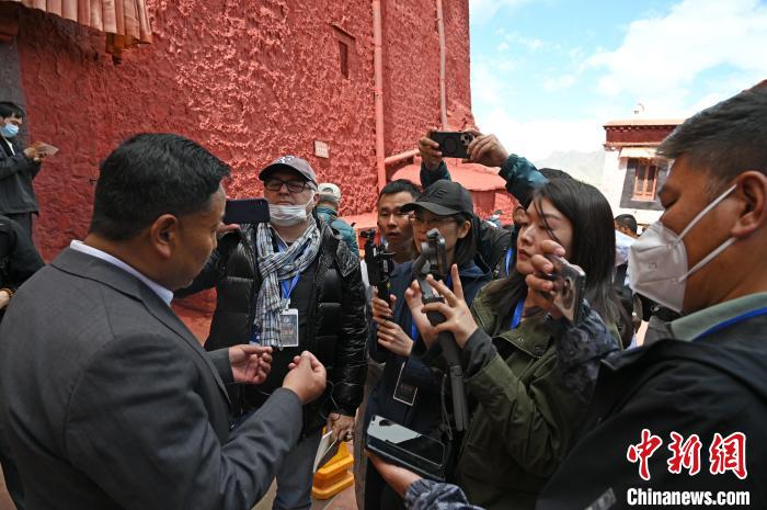 圖為中外媒體采訪布達拉宮管理處相關負責人。　趙朗 攝