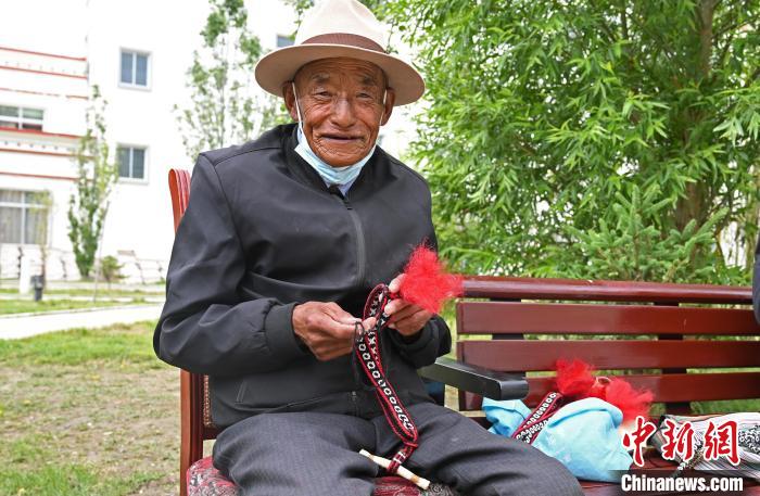 圖為曲松縣特困人員集中供養(yǎng)中心老人在做傳統(tǒng)手工編織?！≮w朗 攝