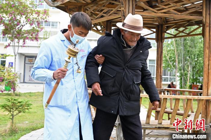 圖為曲松縣特困人員集中供養(yǎng)中心老人索朗歐珠?！≮w朗 攝