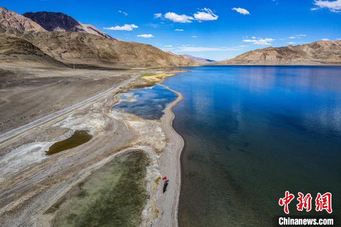 班公湖又稱措木昂拉仁波，藏語意為“長(zhǎng)脖子天鵝”。　龍小鳳 攝