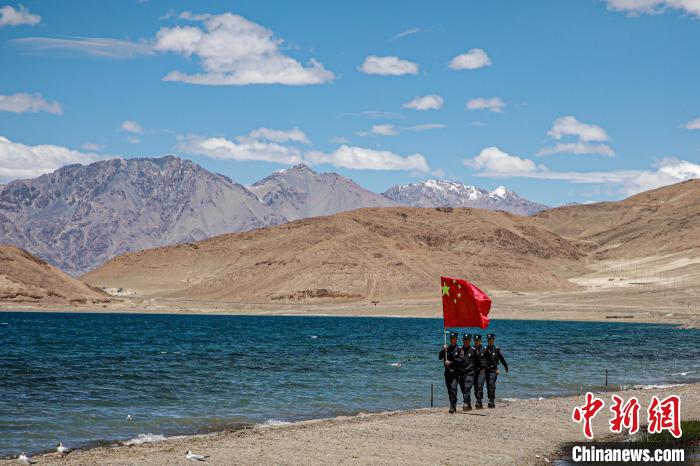 班公湖邊境派出所民警巡邏在班公湖畔?！↓埿▲P 攝
