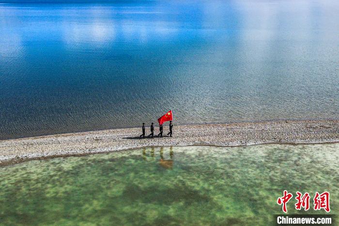 班公湖巡邏現(xiàn)場(chǎng)。　龍小鳳 攝