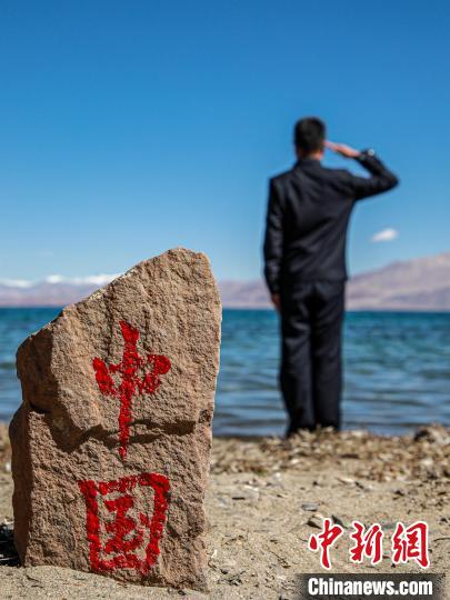 班公湖畔的“中國(guó)”標(biāo)記。　龍小鳳 攝