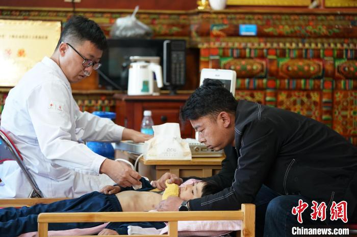 6月27日，西藏康馬縣雙語幼兒園的孩子參加先心病篩查?！√K丹 攝