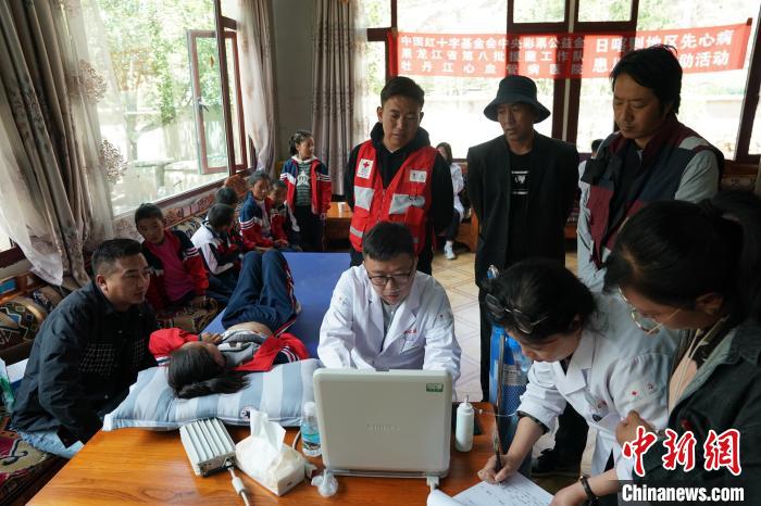 6月27日，西藏康馬縣少崗鄉(xiāng)中心小學(xué)的孩子參加先心病篩查?！√K丹 攝