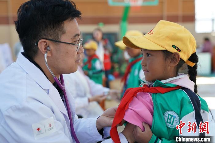 6月27日，西藏康馬縣南尼鄉(xiāng)中心小學(xué)的孩子參加先心病篩查?！√K丹 攝
