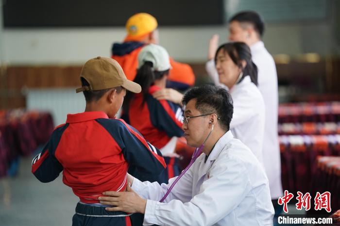 6月26日，西藏日喀則特校的孩子參加先心病篩查?！√K丹 攝