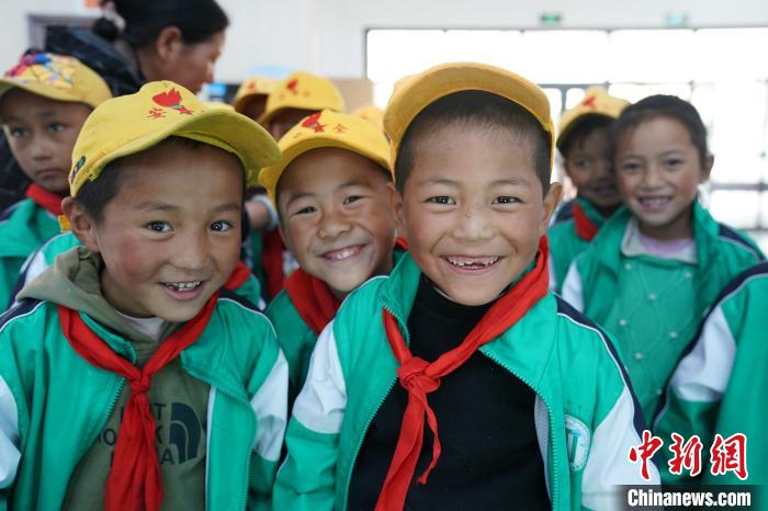 6月27日，西藏康馬縣南尼鄉(xiāng)中心小學(xué)的孩子參加先心病篩查?！√K丹 攝
