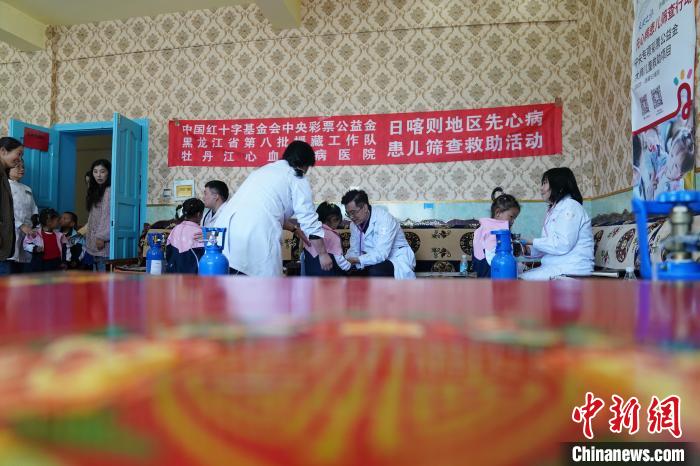 6月27日，西藏康馬縣雙語幼兒園的孩子參加先心病篩查?！√K丹 攝