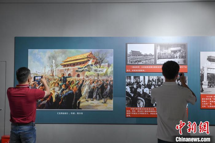 圖為市民參觀《曙光·偉業(yè)——五四運動與中國共產黨的成立》“七一”特展?！∝暩聛硭?攝