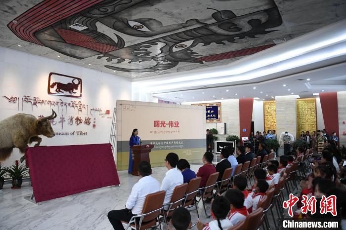 圖為《曙光·偉業(yè)——五四運動與中國共產黨的成立》“七一”特展開幕儀式現場?！∝暩聛硭?攝