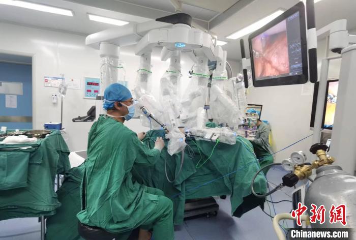 圖為援藏主任郝一昌協(xié)助進(jìn)行達(dá)芬奇機(jī)器人手術(shù)?！∥鞑刈灾螀^(qū)人民醫(yī)院供圖