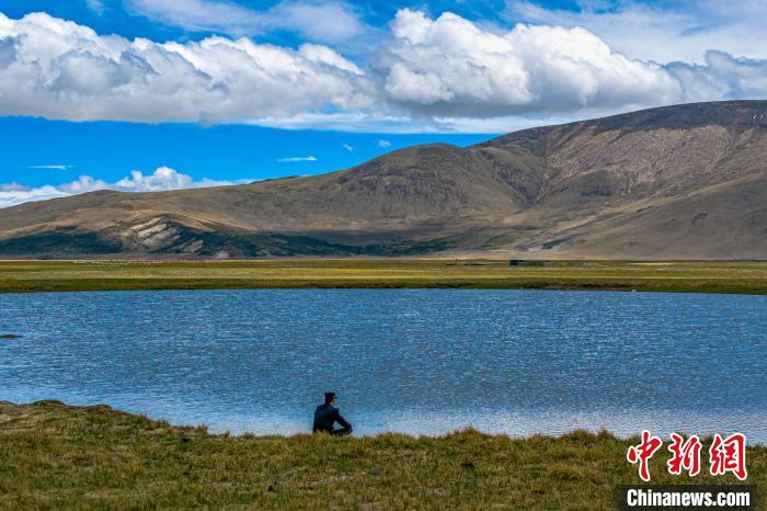 資料圖為執(zhí)勤民警何宗源在公珠湖畔濕地留影?！↓埿▲P 攝