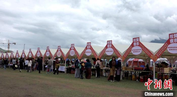 圖為熱鬧的“松贊夜市”?！∝暽＠?攝