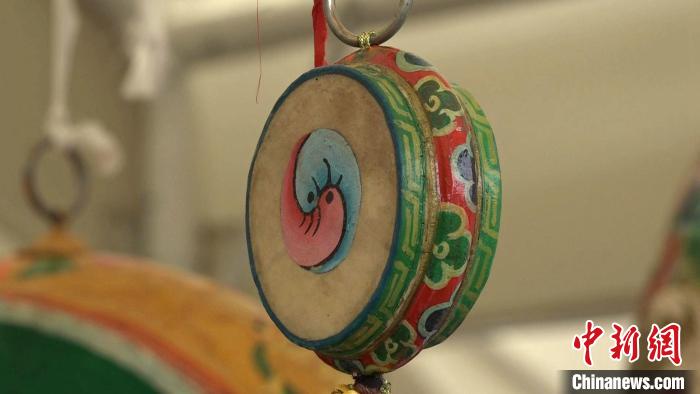 圖為“松贊夜市”里的特色文創(chuàng)產(chǎn)品?！∝暽＠?攝