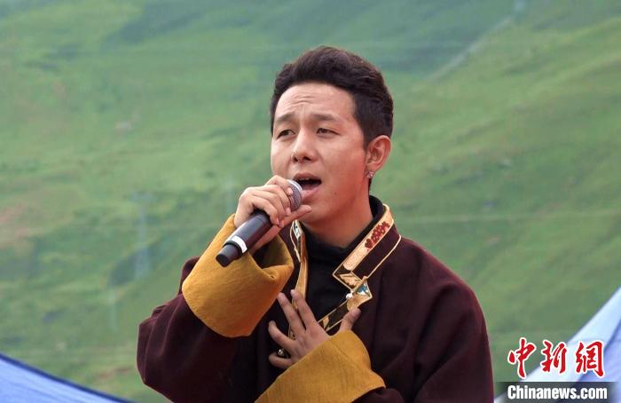 圖為藝人為開幕式獻(xiàn)唱。　貢桑拉姆 攝