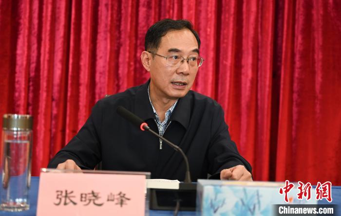 圖為西藏自治區(qū)黨委宣傳部副部長、西藏廣播電視臺(tái)黨組書記張曉峰致辭。　趙朗 攝