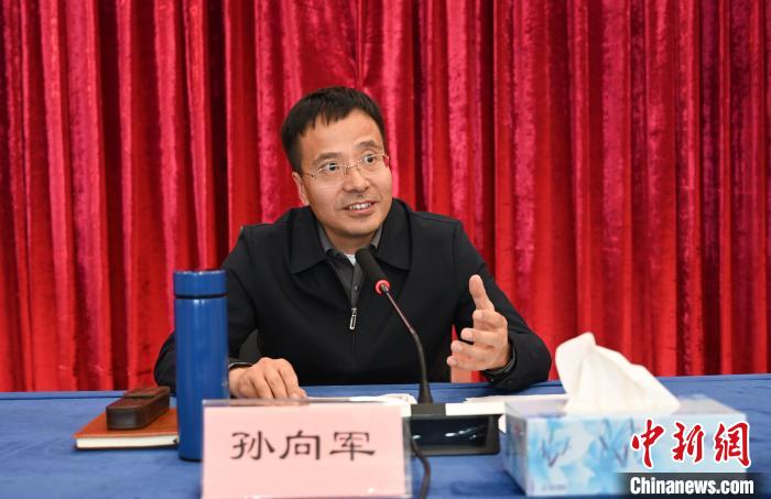 圖為西藏自治區(qū)黨委宣傳部副部長、自治區(qū)社科院黨組書記孫向軍主持活動(dòng)。　趙朗 攝