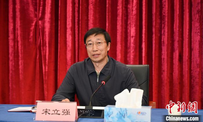 圖為西藏自治區(qū)黨委組織部副部長、第十批援藏干部人才總領(lǐng)隊(duì)宋立強(qiáng)致辭。