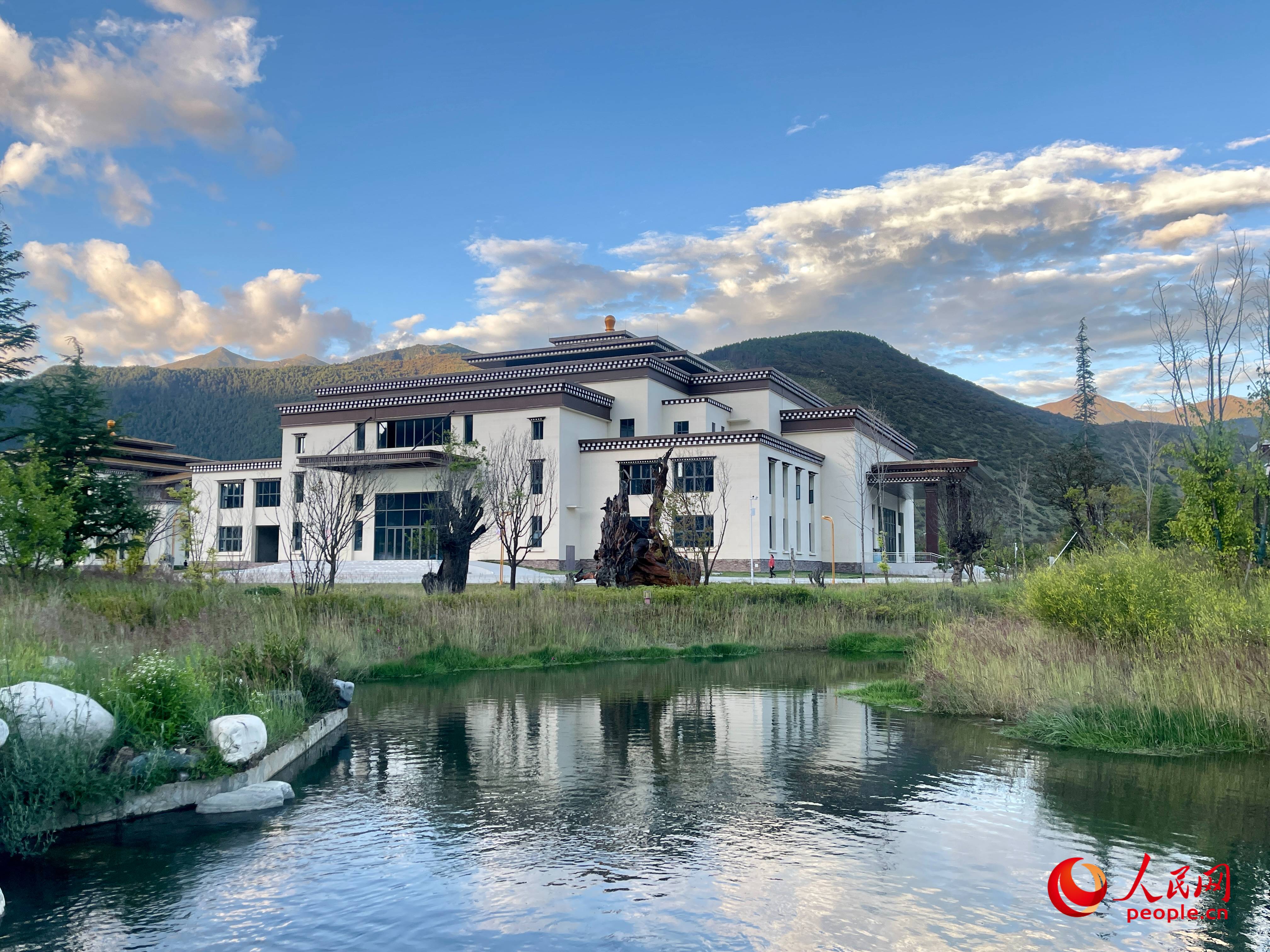 工布公園猶如一幅優(yōu)美畫卷，讓人流連忘返。人民網(wǎng) 周靜圓攝