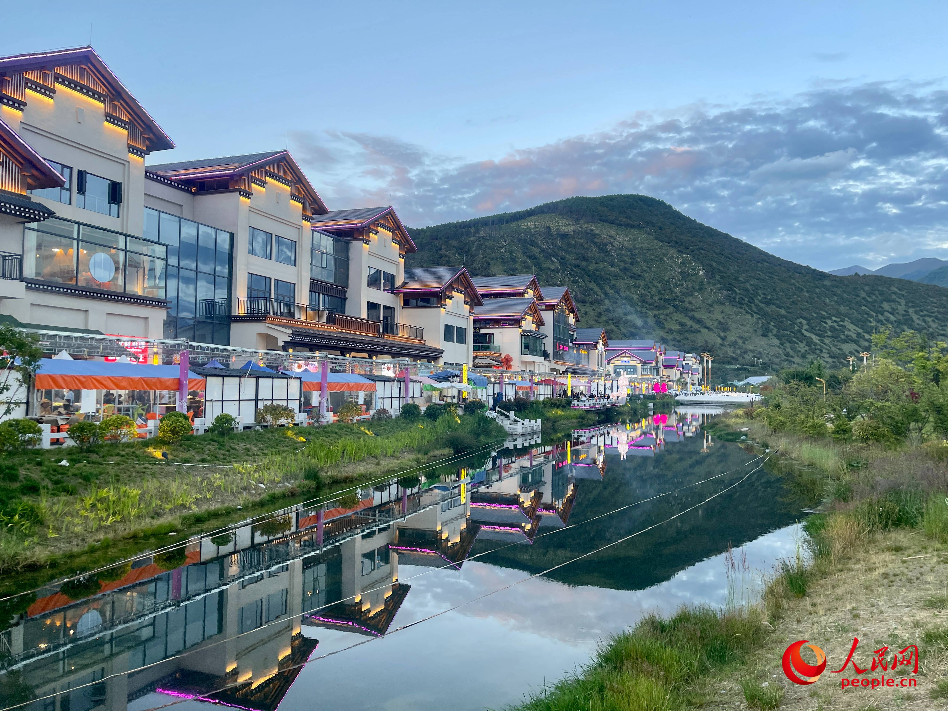 工布公園的一角，風(fēng)景秀麗。人民網(wǎng) 周靜圓攝