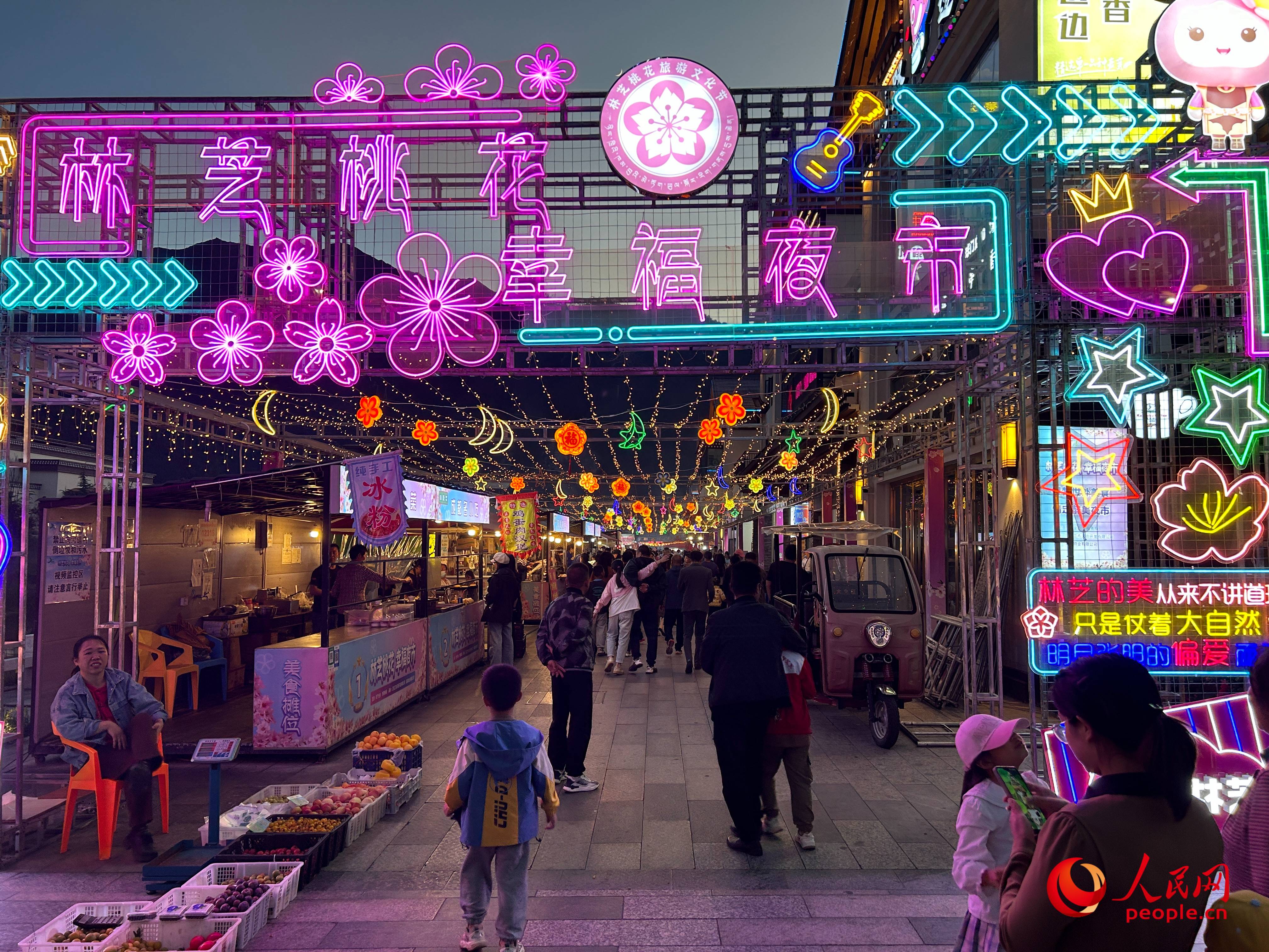 工布公園里的夜市，人來人往。人民網(wǎng) 周靜圓攝