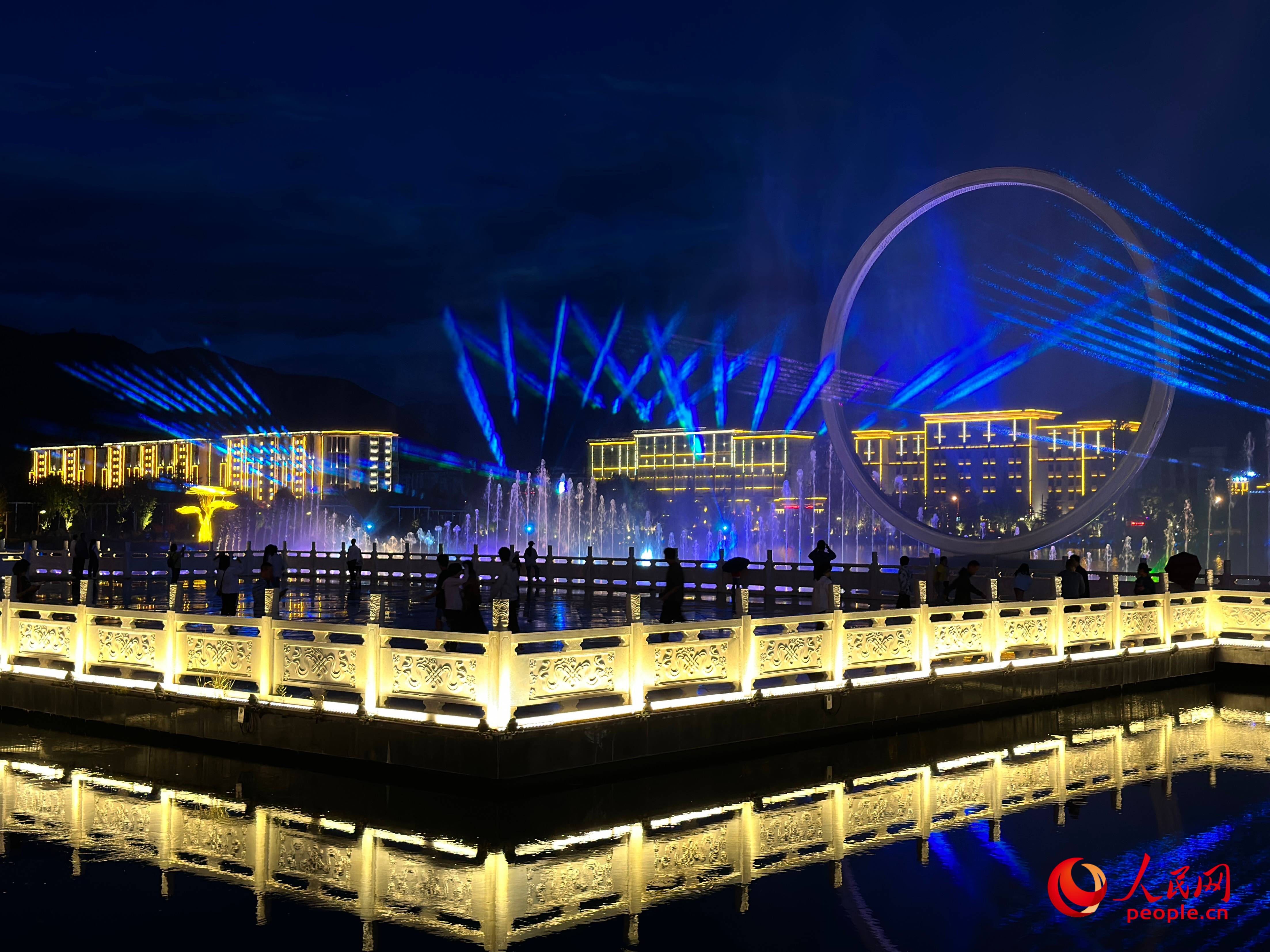 工布公園的音樂水秀噴泉，吸引市民和游客前來拍照打卡。人民網(wǎng) 周靜圓攝