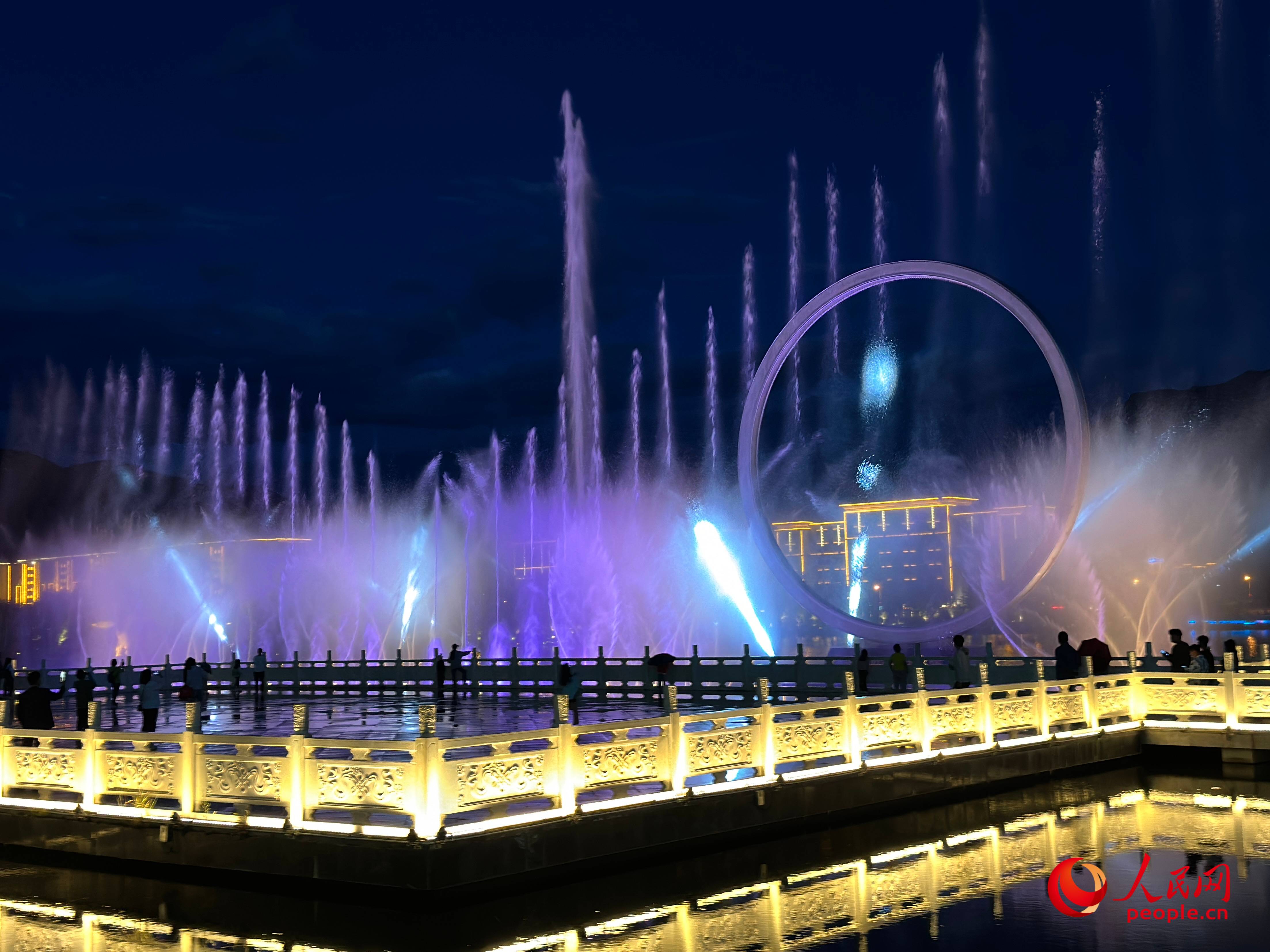 工布公園的音樂水秀噴泉，吸引市民和游客前來拍照打卡。人民網(wǎng) 周靜圓攝