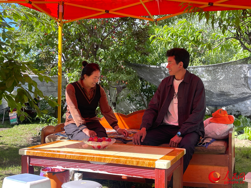 嘎拉村村民達(dá)瓦堅參和他的妻子。人民網(wǎng) 周靜圓攝