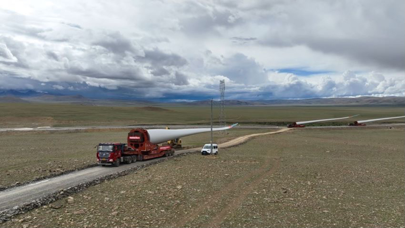 西藏措美哲古風電場首批3.6兆瓦風電機組運輸。受訪者供圖