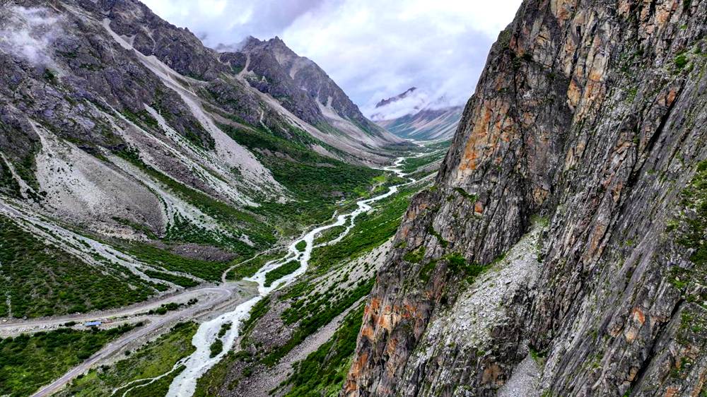 磅礴的河流滋養(yǎng)著山間草木。張澤坤攝